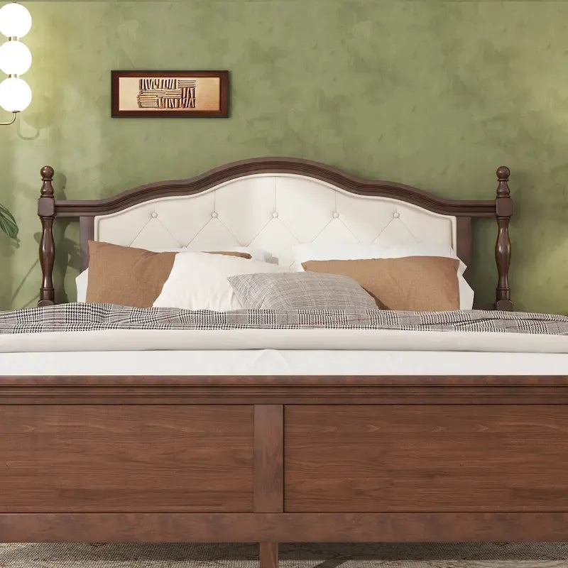 Letto matrimoniale Queen in legno di pino con testiera imbottita e pediera a pannelli, contenitore a scomparsa, noce