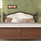 Letto matrimoniale Queen in legno di pino con testiera imbottita e pediera a pannelli, contenitore a scomparsa, noce