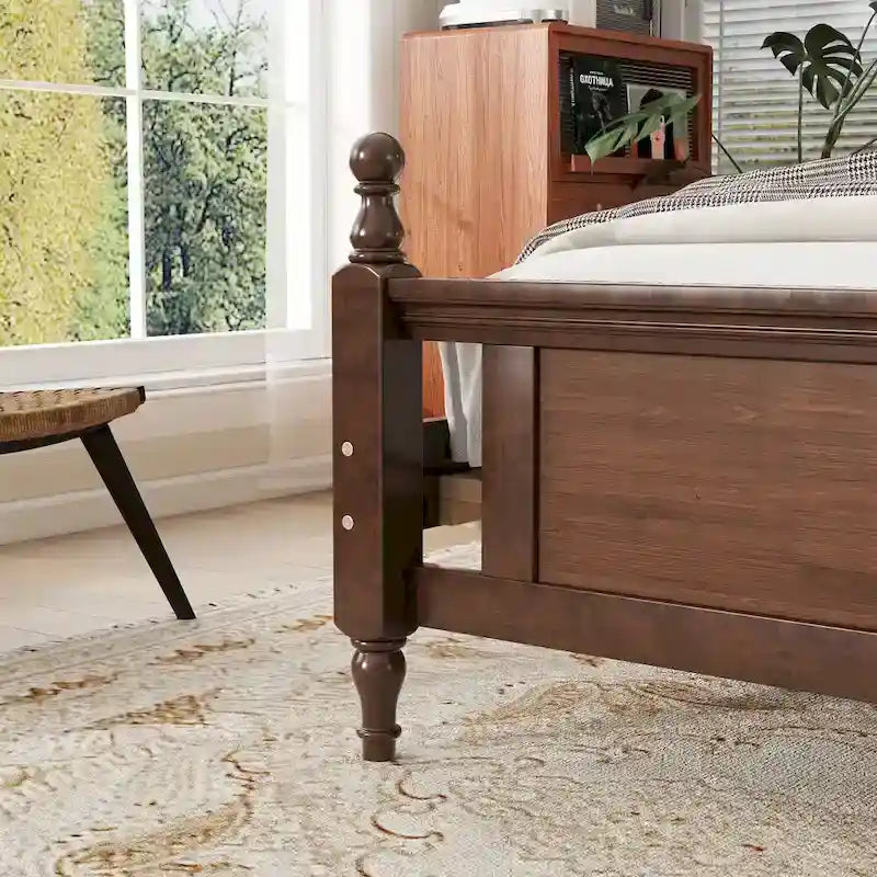 Letto matrimoniale Queen in legno di pino con testiera imbottita e pediera a pannelli, contenitore a scomparsa, noce