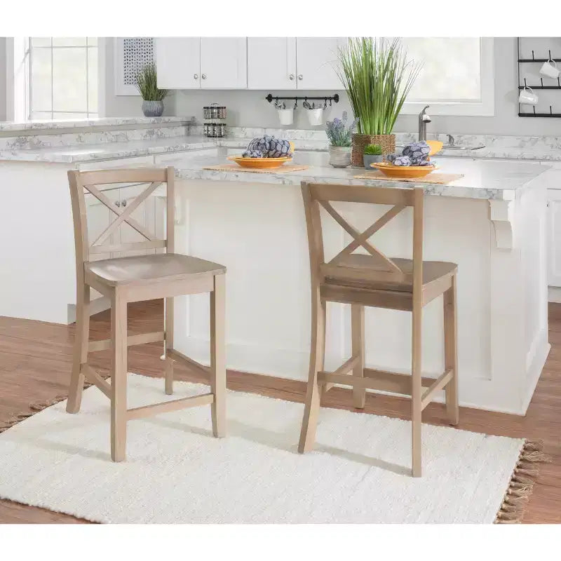 Sgabelli da bar X-Back tradizionali Torino in legno massello altezza bancone da 24" con finitura grigio chiaro – Linon