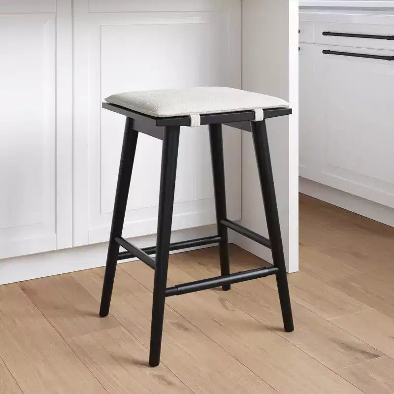 Nathan James Barker Sgabello da bar in legno e bouclé ad altezza bancone, nero: Rivestito in lino, altezza 63 cm