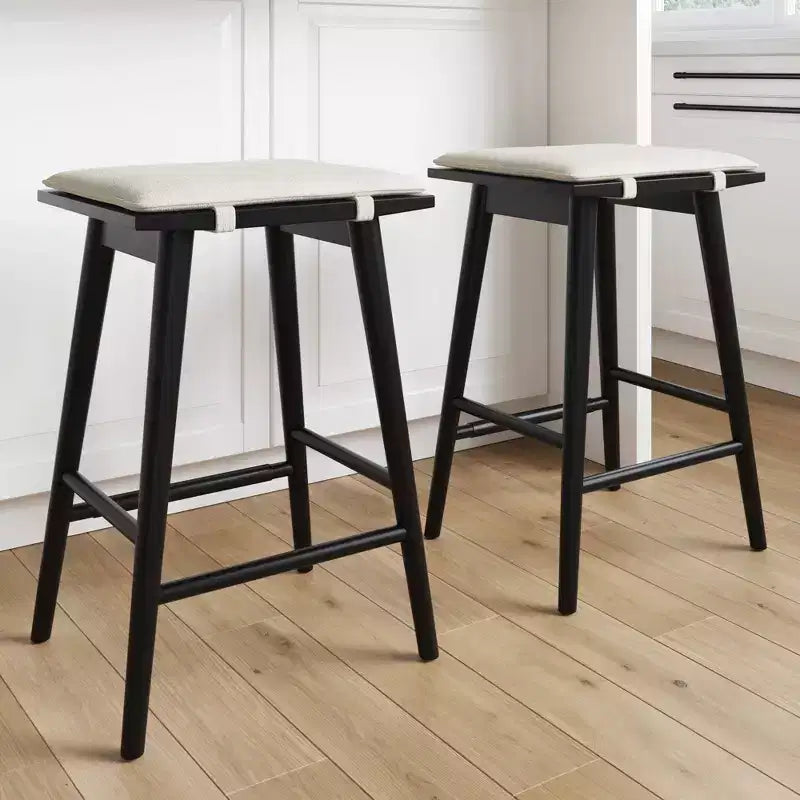 Nathan James Barker Sgabello da bar in legno e bouclé ad altezza bancone, nero: Rivestito in lino, altezza 63 cm