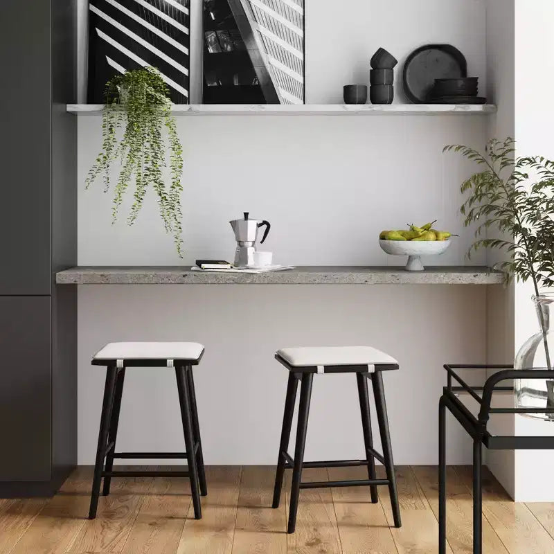 Nathan James Barker Sgabello da bar in legno e bouclé ad altezza bancone, nero: Rivestito in lino, altezza 63 cm