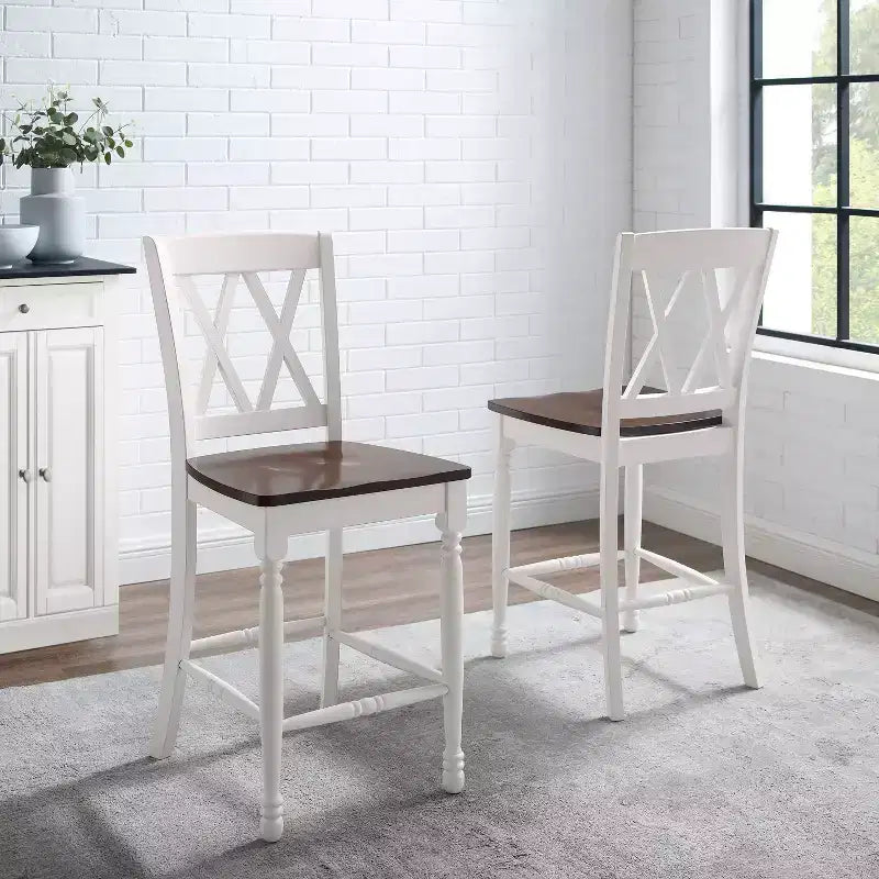 Set di 2 sgabelli da bar Shelby ad altezza bancone, bianco anticato - Crosley: struttura in legno di gomma, non imbottiti, design tradizionale