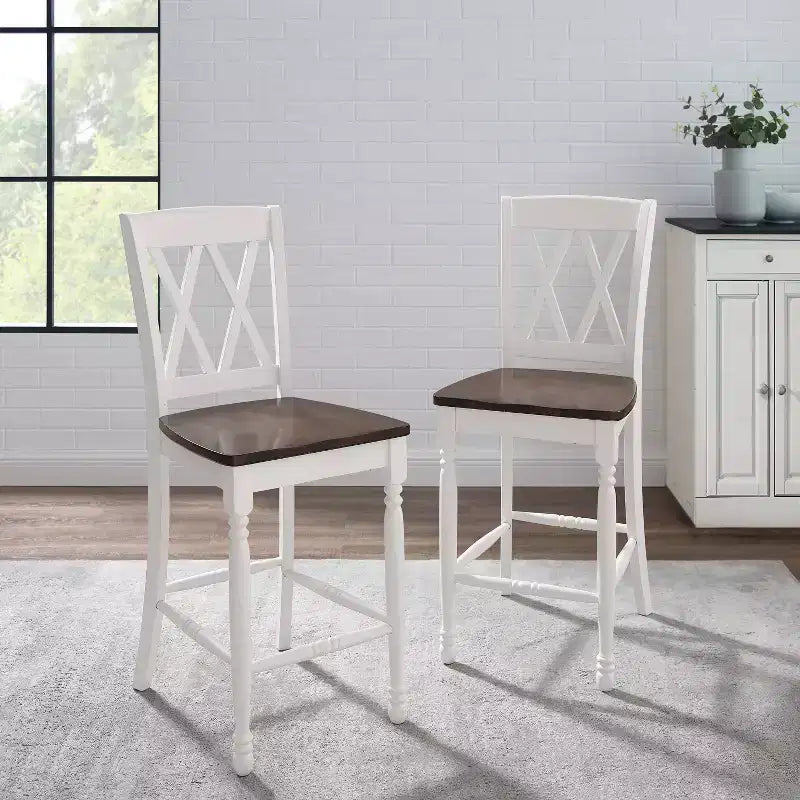 Set di 2 sgabelli da bar Shelby ad altezza bancone, bianco anticato - Crosley: struttura in legno di gomma, non imbottiti, design tradizionale
