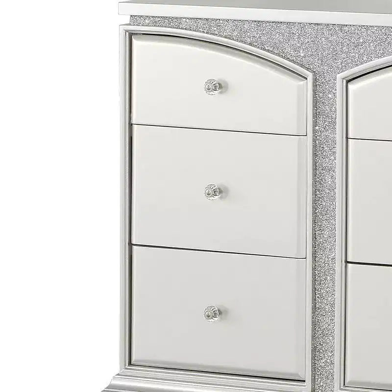 Cassettiere Maverick 67" platino - Acme Furniture: stile Glendale, 9 cassetti, pomelli in cristallo, nessun assemblaggio richiesto