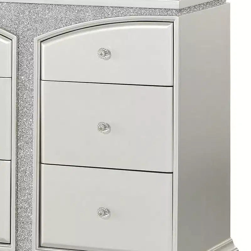 Cassettiere Maverick 67" platino - Acme Furniture: stile Glendale, 9 cassetti, pomelli in cristallo, nessun assemblaggio richiesto