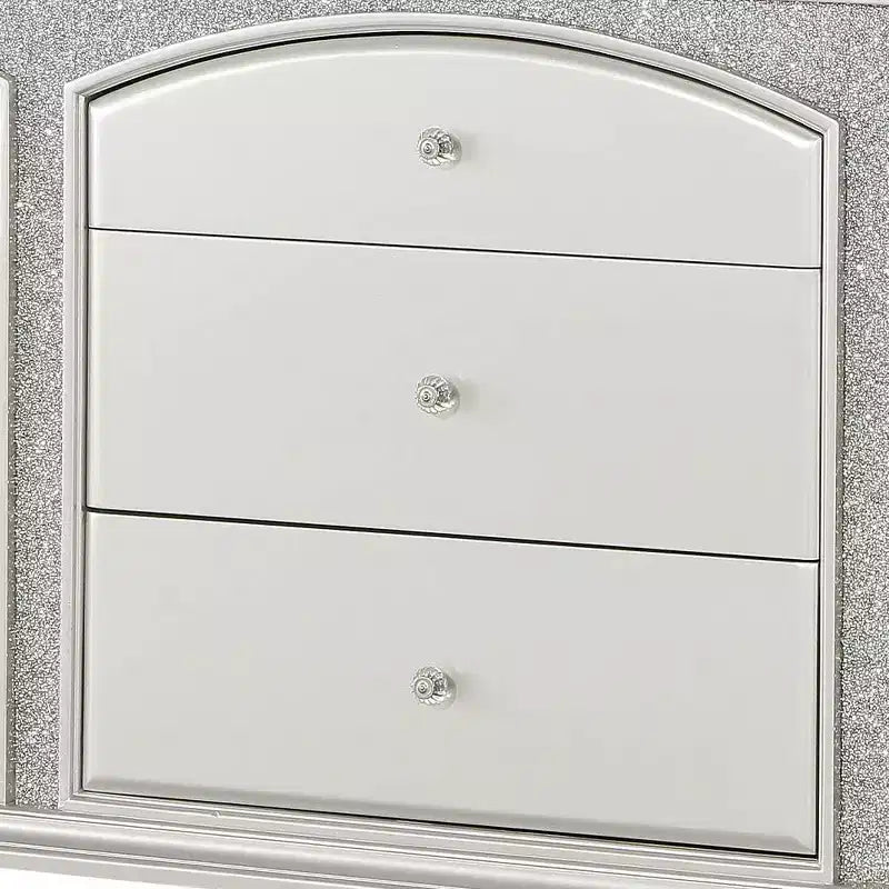 Cassettiere Maverick 67" platino - Acme Furniture: stile Glendale, 9 cassetti, pomelli in cristallo, nessun assemblaggio richiesto