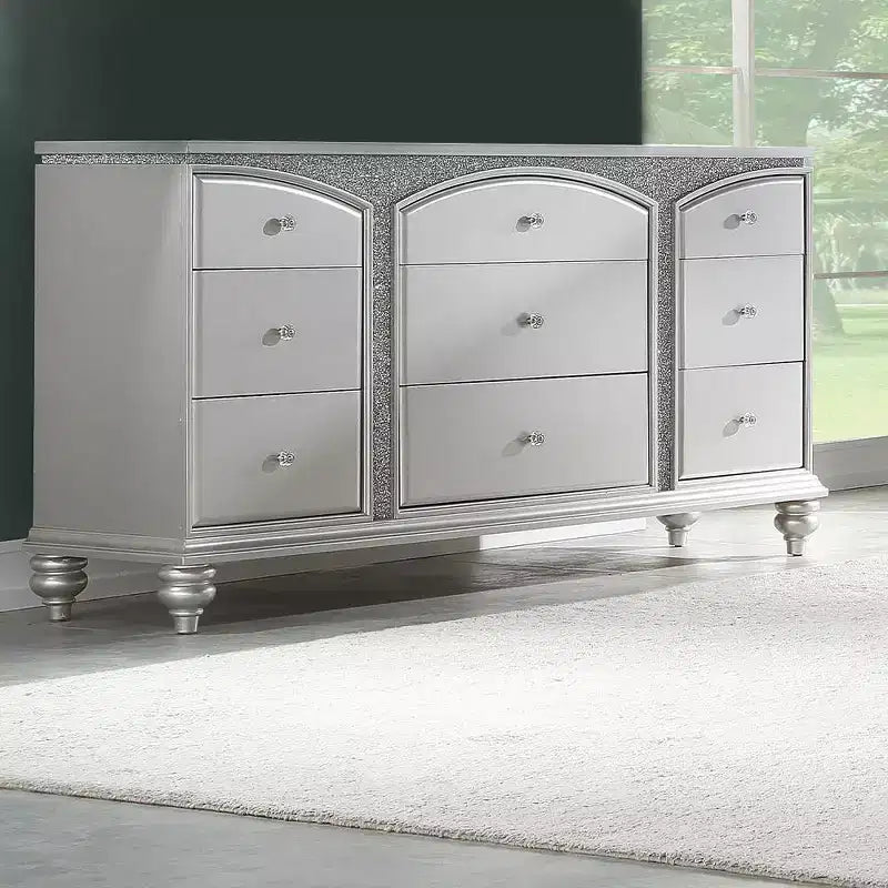 Cassettiere Maverick 67" platino - Acme Furniture: stile Glendale, 9 cassetti, pomelli in cristallo, nessun assemblaggio richiesto