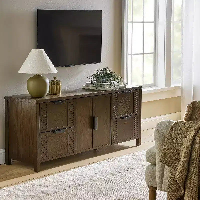 Mobile TV Dosinia a 4 cassetti marrone - Threshold™ ideato con Studio McGee