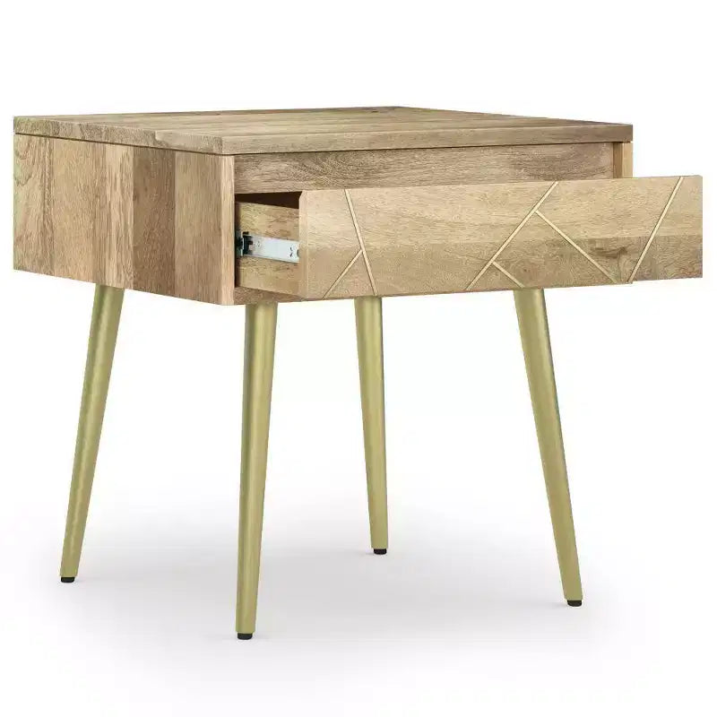 Tavolino Bissell naturale - WyndenHall: Legno di mango, intarsio in ottone, design moderno di metà secolo
