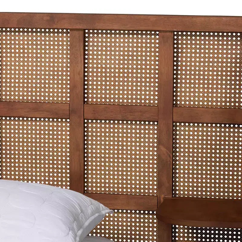 Baxton Studio Letto a piattaforma king-size con testiera ad ala Cascadia in legno, Marrone Noce