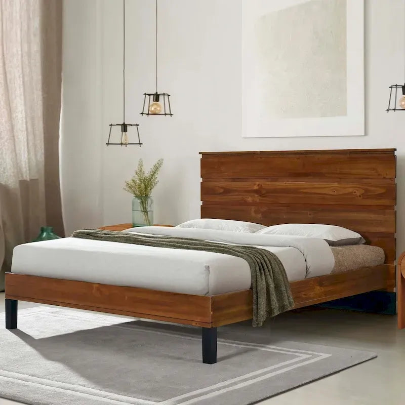 Letto a piattaforma matrimoniale in legno massello con testiera a sei pannelli