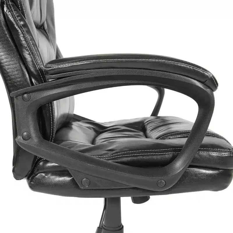 Sedia direzionale in similpelle con braccioli imbottiti - OSP Home Furnishings