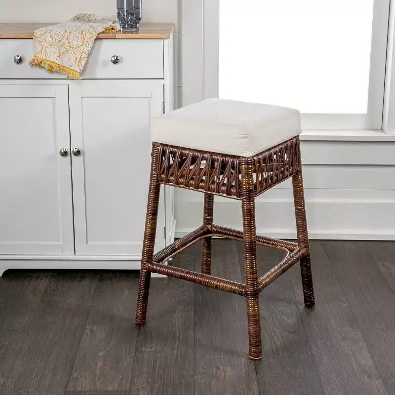 Sgabello da bar senza schienale JONATHAN Y Bali Bohemian Basics in rattan, cuscino bianco con struttura in vimini marrone scuro