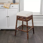 Sgabello da bar senza schienale JONATHAN Y Bali Bohemian Basics in rattan, cuscino bianco con struttura in vimini marrone scuro