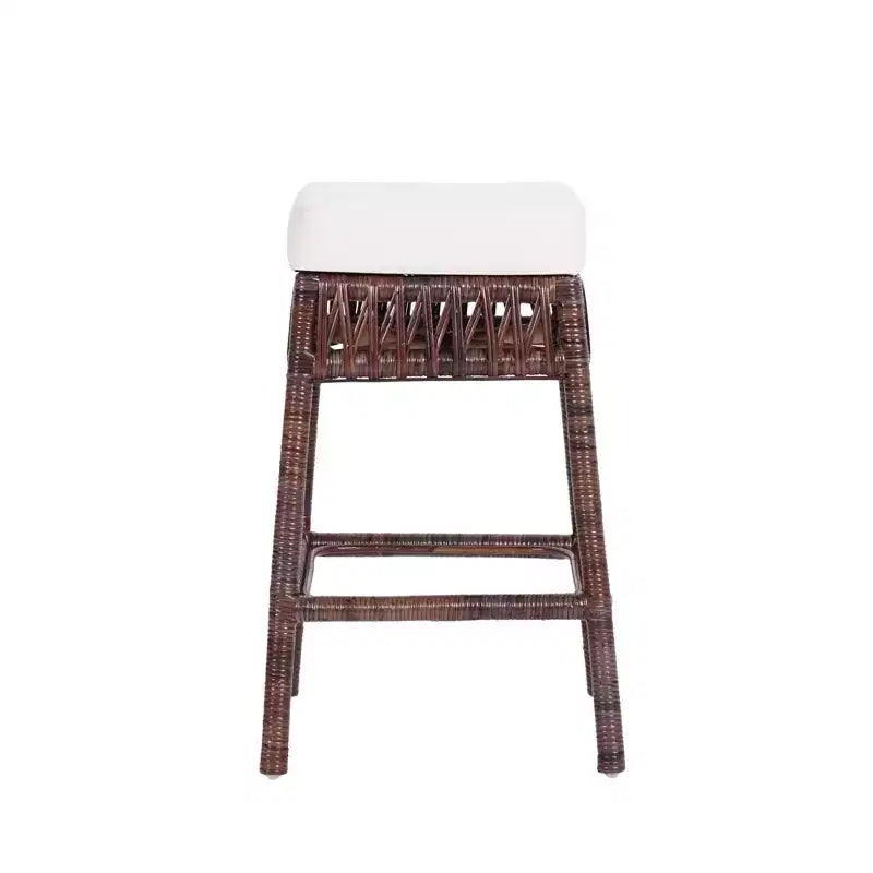Sgabello da bar senza schienale JONATHAN Y Bali Bohemian Basics in rattan, cuscino bianco con struttura in vimini marrone scuro