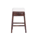 Sgabello da bar senza schienale JONATHAN Y Bali Bohemian Basics in rattan, cuscino bianco con struttura in vimini marrone scuro