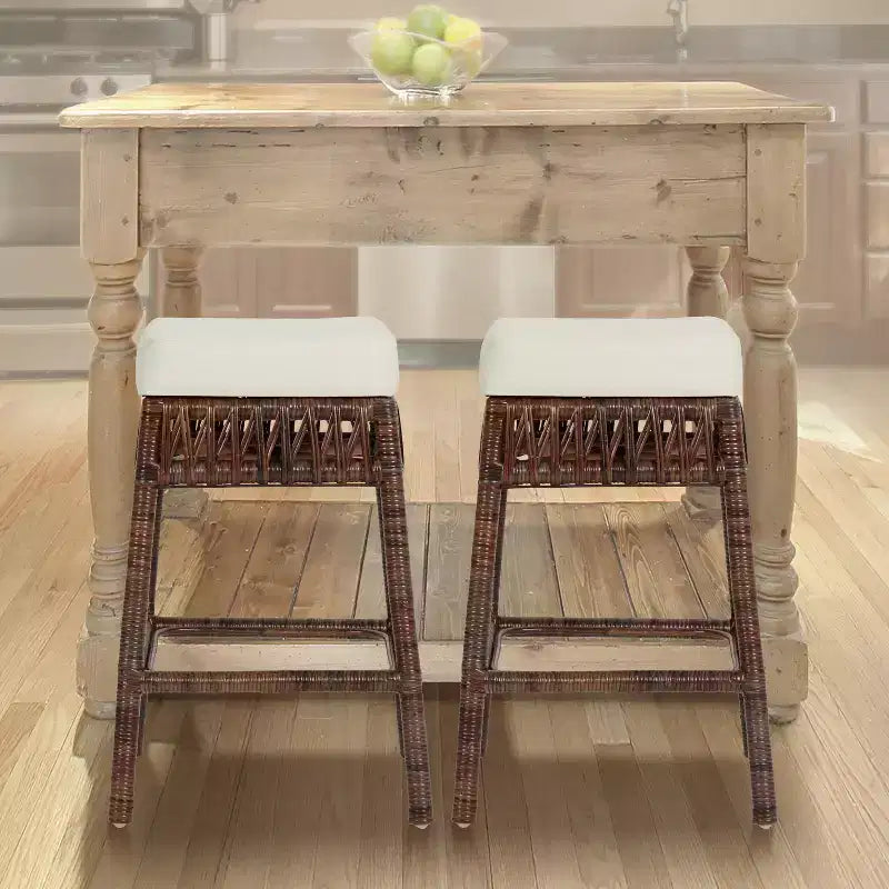 Sgabello da bar senza schienale JONATHAN Y Bali Bohemian Basics in rattan, cuscino bianco con struttura in vimini marrone scuro