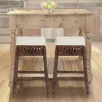Sgabello da bar senza schienale JONATHAN Y Bali Bohemian Basics in rattan, cuscino bianco con struttura in vimini marrone scuro