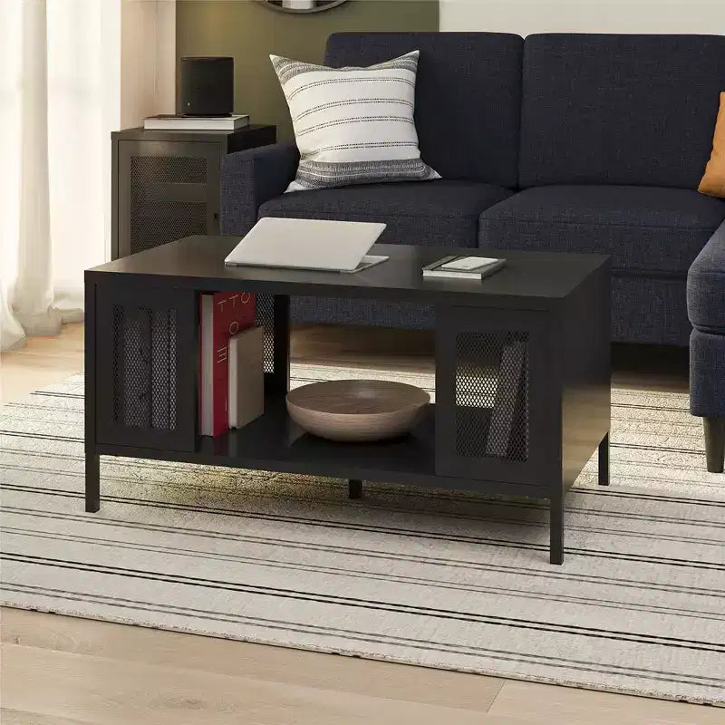 Tavolino da caffè in metallo RealRooms Shadwick con inserti in rete metallica perforata