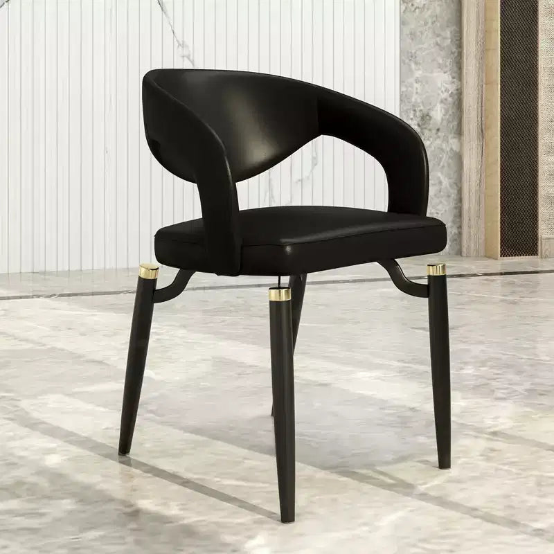 Sedia da pranzo moderna LeisureMod Entice, sedile in pelle imbottito con schienale aperto curvo e gambe in metallo, cucina moderna, sala da pranzo, casa, posti a sedere per bar