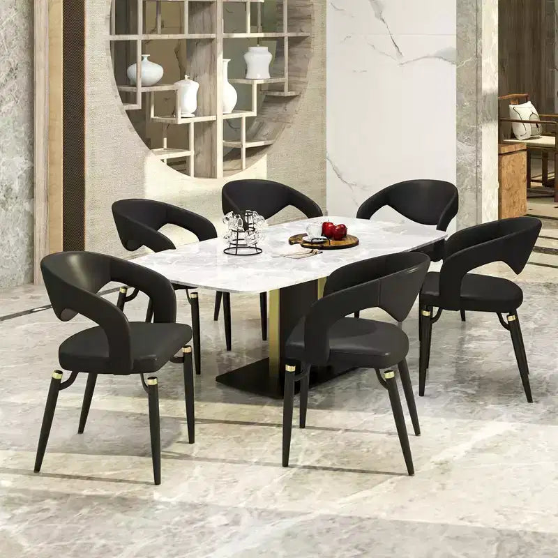 Sedia da pranzo moderna LeisureMod Entice, sedile in pelle imbottito con schienale aperto curvo e gambe in metallo, cucina moderna, sala da pranzo, casa, posti a sedere per bar