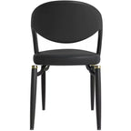 Sedia da pranzo moderna LeisureMod Entice, sedile in pelle imbottito con schienale aperto curvo e gambe in metallo, cucina moderna, sala da pranzo, casa, posti a sedere per bar