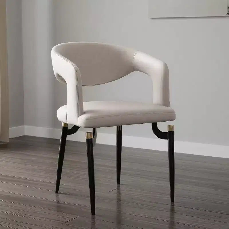 Sedia da pranzo moderna LeisureMod Entice, sedile in pelle imbottito con schienale aperto curvo e gambe in metallo, cucina moderna, sala da pranzo, casa, posti a sedere per bar