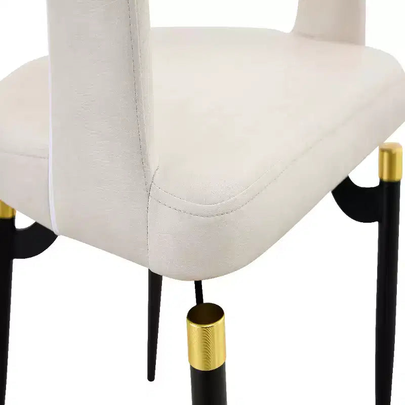 Sedia da pranzo moderna LeisureMod Entice, sedile in pelle imbottito con schienale aperto curvo e gambe in metallo, cucina moderna, sala da pranzo, casa, posti a sedere per bar