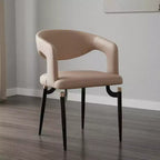 Sedia da pranzo moderna LeisureMod Entice, sedile in pelle imbottito con schienale aperto curvo e gambe in metallo, cucina moderna, sala da pranzo, casa, posti a sedere per bar