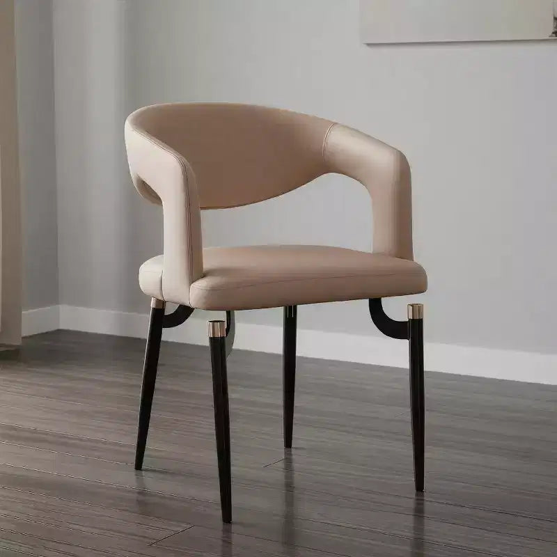 Sedia da pranzo moderna LeisureMod Entice, sedile in pelle imbottito con schienale aperto curvo e gambe in metallo, cucina moderna, sala da pranzo, casa, posti a sedere per bar