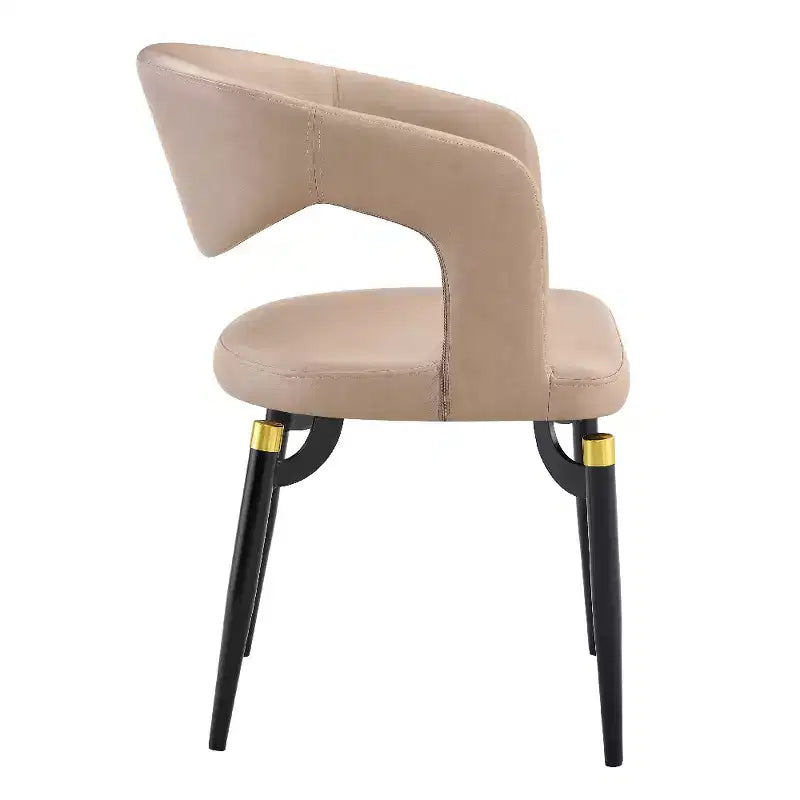 Sedia da pranzo moderna LeisureMod Entice, sedile in pelle imbottito con schienale aperto curvo e gambe in metallo, cucina moderna, sala da pranzo, casa, posti a sedere per bar