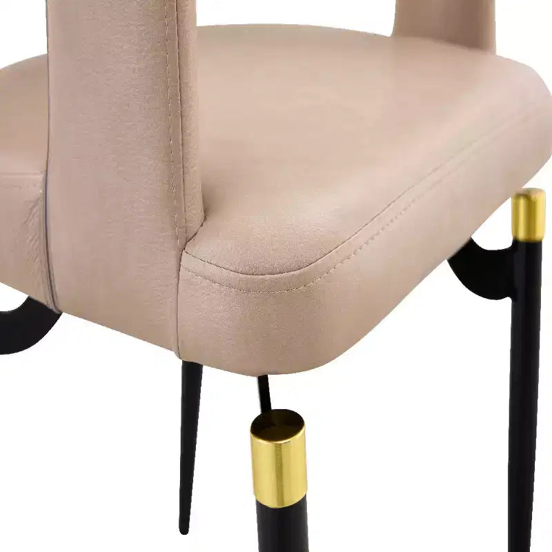Sedia da pranzo moderna LeisureMod Entice, sedile in pelle imbottito con schienale aperto curvo e gambe in metallo, cucina moderna, sala da pranzo, casa, posti a sedere per bar