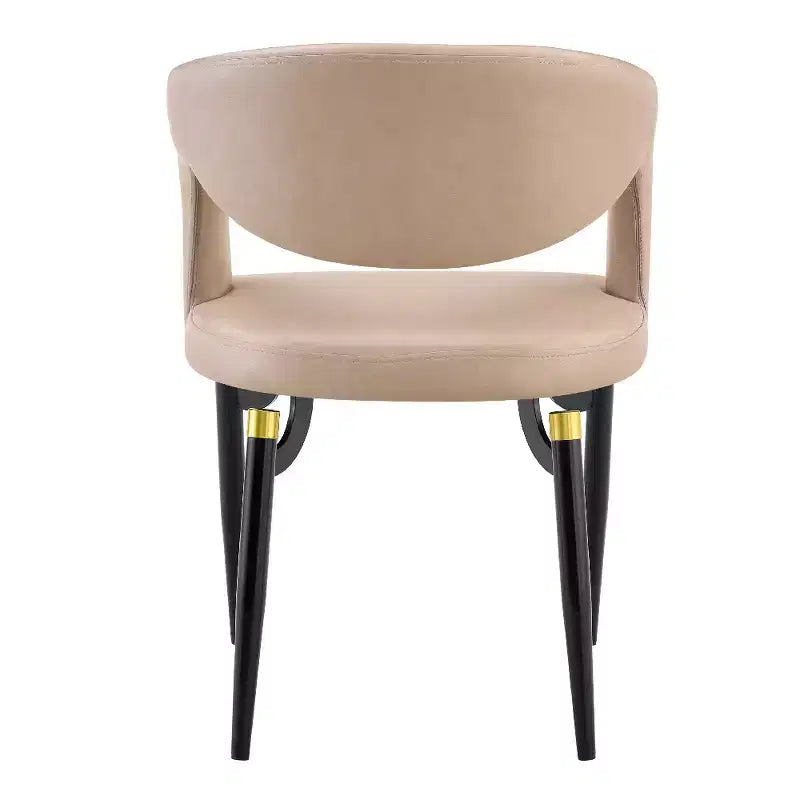 Sedia da pranzo moderna LeisureMod Entice, sedile in pelle imbottito con schienale aperto curvo e gambe in metallo, cucina moderna, sala da pranzo, casa, posti a sedere per bar