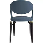 Sedia da pranzo moderna LeisureMod Entice, sedile in pelle imbottito con schienale aperto curvo e gambe in metallo, cucina moderna, sala da pranzo, casa, posti a sedere per bar
