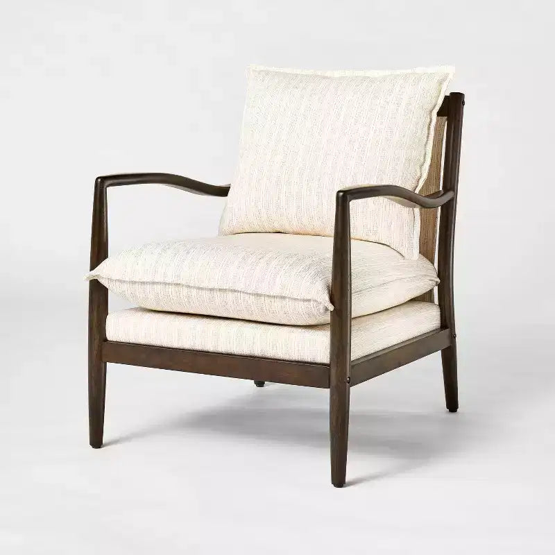 Sedia accent crema con cuscino a cappello e struttura in legno - Threshold with Studio McGee