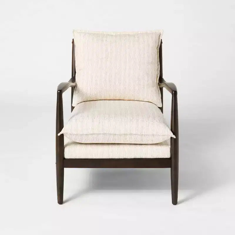 Sedia accent crema con cuscino a cappello e struttura in legno - Threshold with Studio McGee