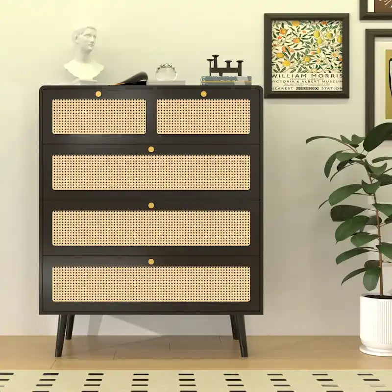 Comò moderno a 4 cassetti in rattan con maniglie in metallo