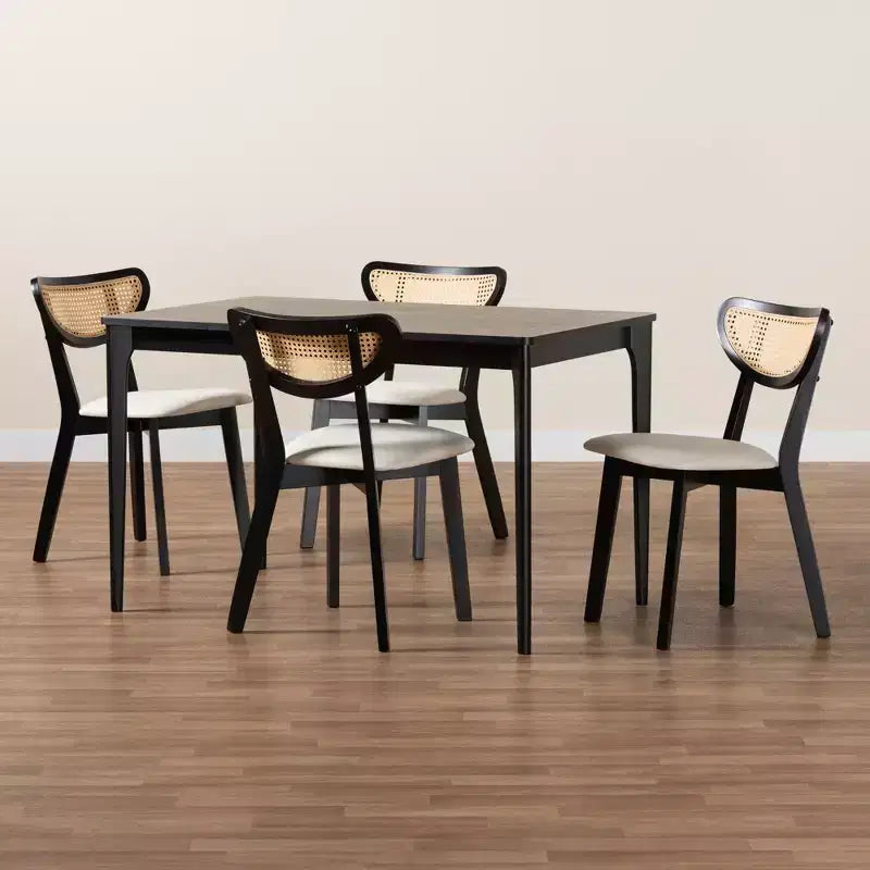Set da pranzo da 5 pezzi in legno stile moderno di metà secolo Baxton Studio Dannell