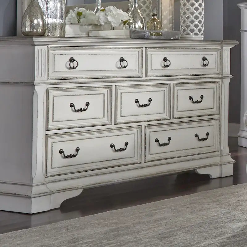 Cassettiera The Gray Barn Abbey Park con 7 cassetti, marrone invecchiato e bianco antico