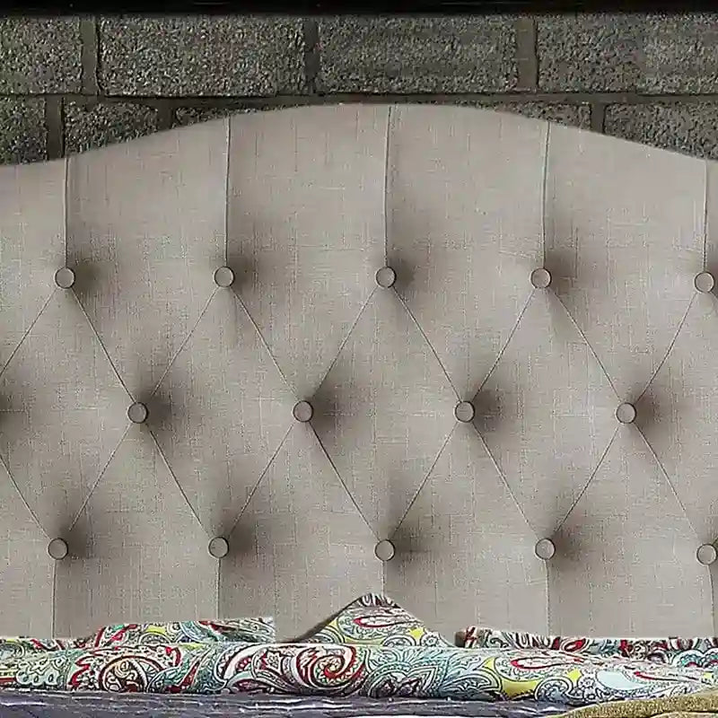Struttura letto imbottita Tara Virgil a piattaforma curva con bottoni trapuntati