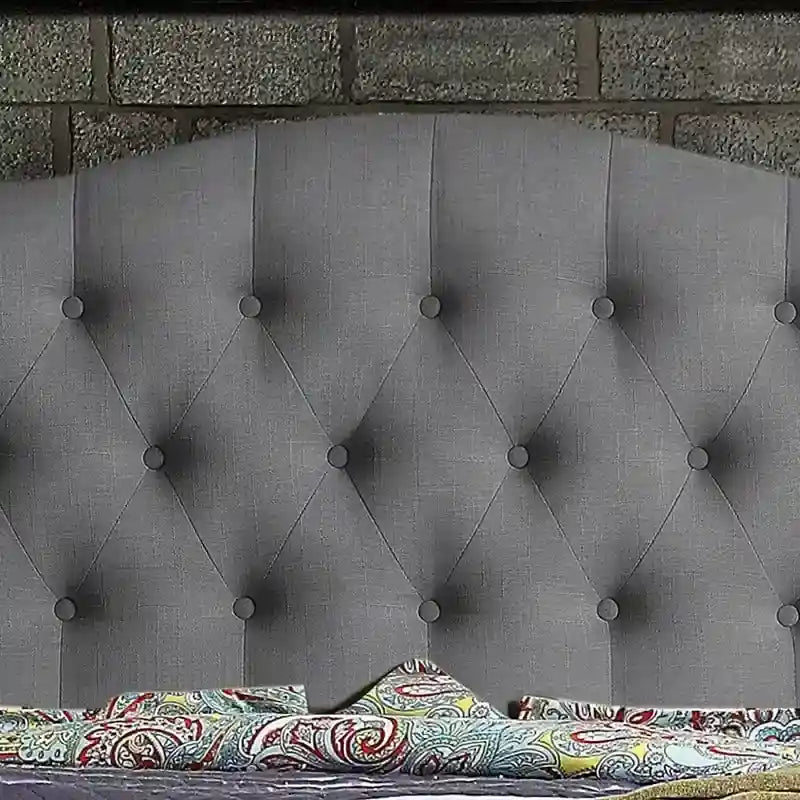 Struttura letto imbottita Tara Virgil a piattaforma curva con bottoni trapuntati