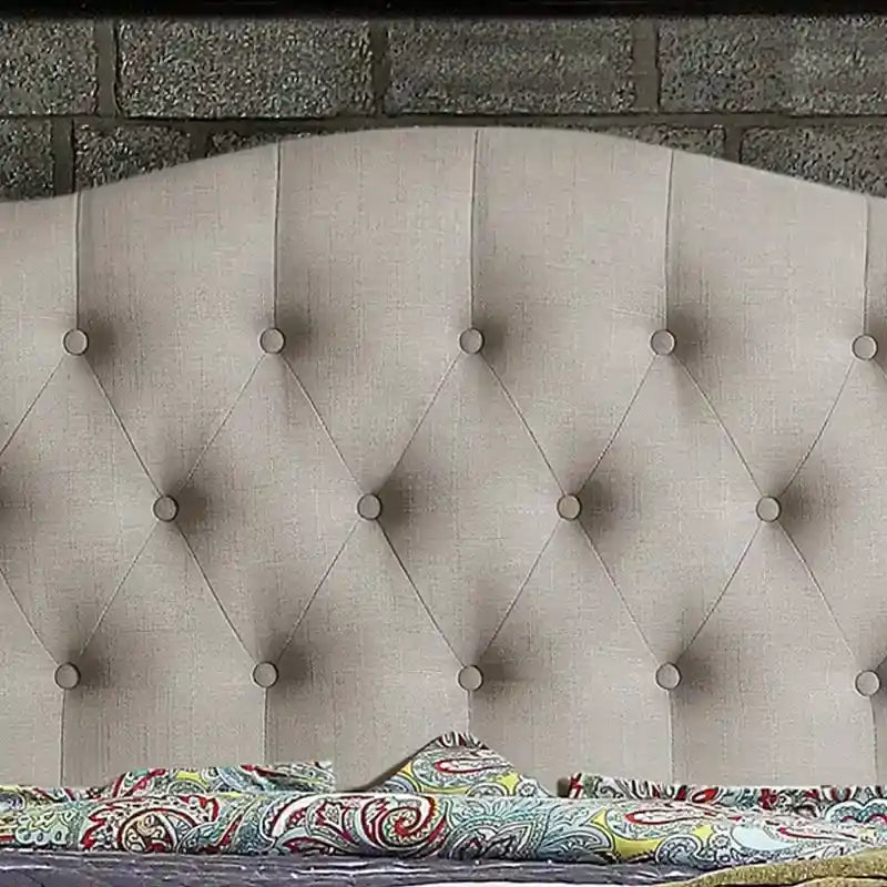 Struttura letto imbottita Tara Virgil a piattaforma curva con bottoni trapuntati