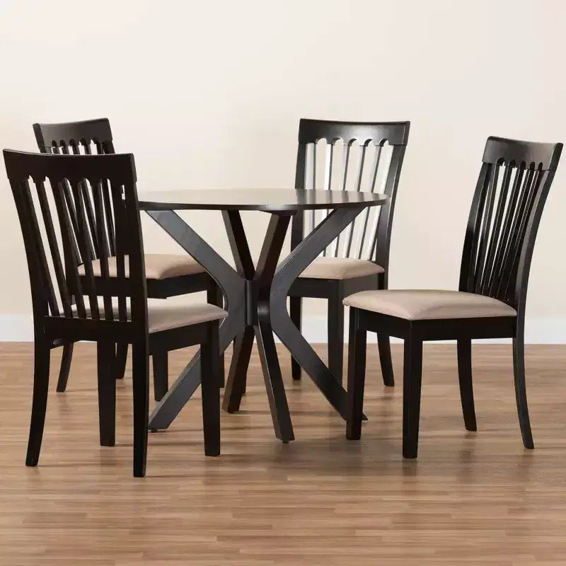 Set da pranzo Baxton Studio Lore, 5 pezzi, in tessuto color sabbia moderno e legno con finitura marrone scuro