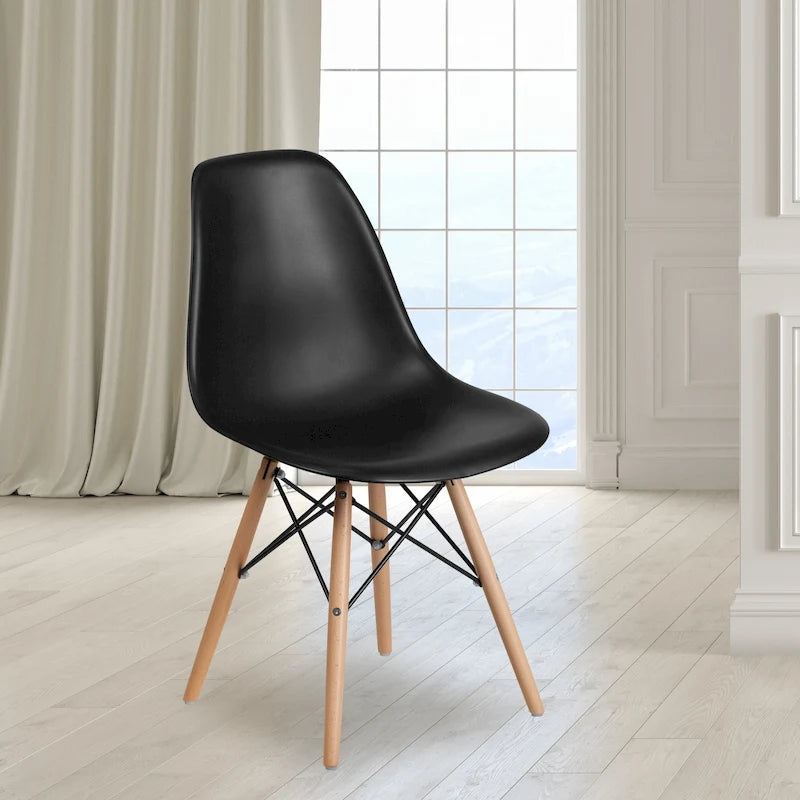 Sedia in plastica con gambe in legno