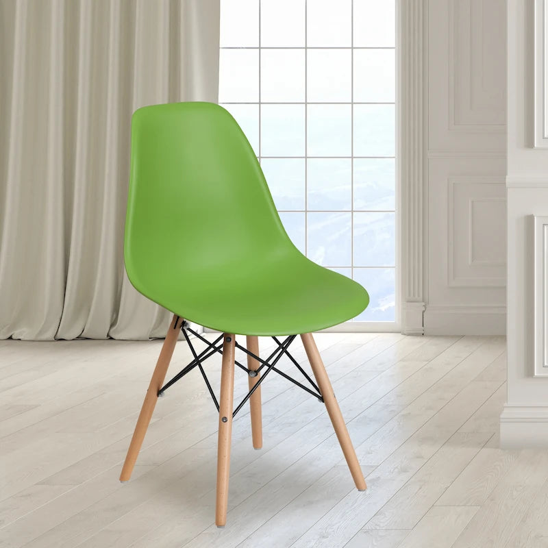 Sedia in plastica con gambe in legno