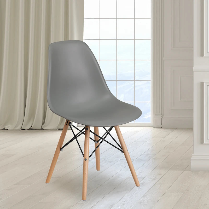 Sedia in plastica con gambe in legno