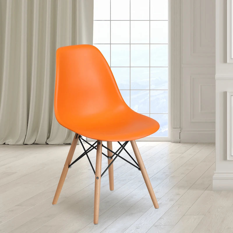 Sedia in plastica con gambe in legno