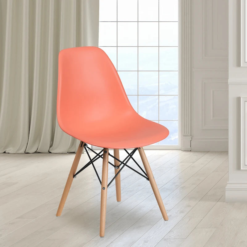 Sedia in plastica con gambe in legno